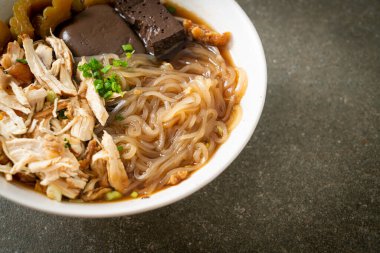 Kahverengi Çorba Kasesinde haşlanmış Tavuk Eriştesi - Asya usulü