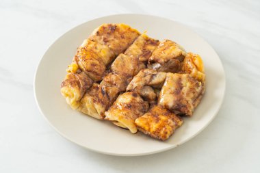 Yumurtalı, muzlu ve çikolatalı kızartma.