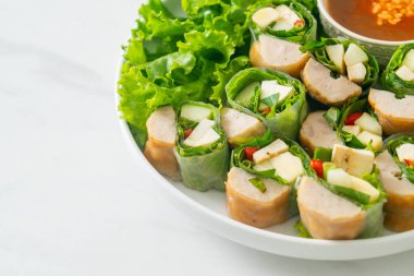 Vietnam köftesi dürümü veya Vietnam salatası dürümü veya Namnueng veya Nem Nuong - Asya yemeği tarzı