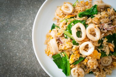 Kalamar ya da ahtapotlu pilav. Kalamar, yumurta ve lahana ile kızartılmış pilav.