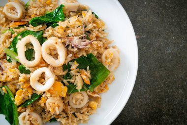 Kalamar ya da ahtapotlu pilav. Kalamar, yumurta ve lahana ile kızartılmış pilav.