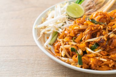 Kızarmış erişte tofu ve lahanayla ya da Pad Thai - Asya usulü