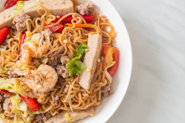 Asya usulü baharatlı erişte salatası, Tayland usulü.