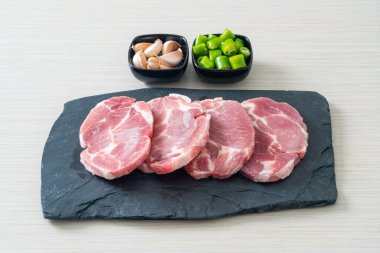 Taze domuz boyunlu ya da yakalı domuz eti ve terbiye edilecek malzemeler.