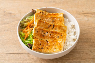 Teriyaki tofu pirinç kasesi - vejetaryen ve vejetaryen yemek tarzı