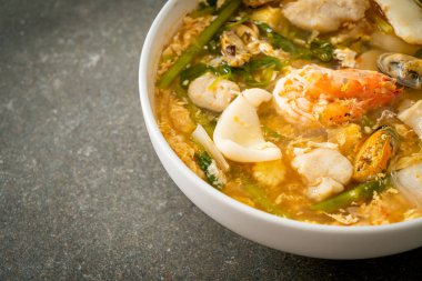 Deniz ürünleri kaseli Sukiyaki çorbası, Asya yemeği tarzı.