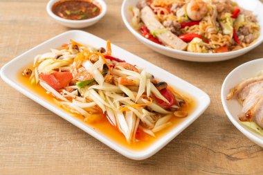 Som Tum - Baharatlı papaya salatası - Tayland yemeği tarzı