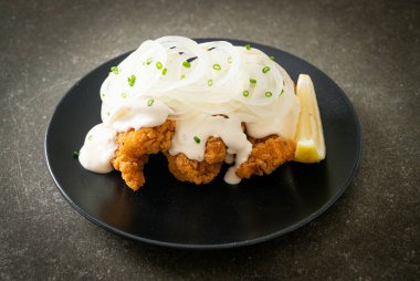 Kore usulü kremalı soğan soslu kar soğanı tavuğu ya da kızarmış tavuk.