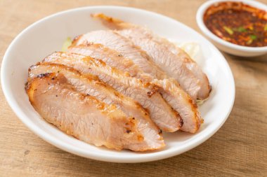 Tayland usulü ızgara domuz budu soslu Tayland yemeği.