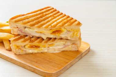 jambonlu sandviç, yumurta ve patates.