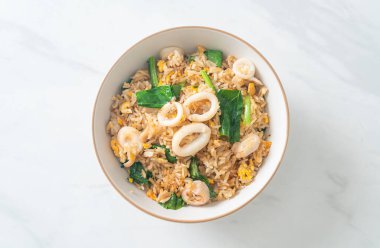 Kalamarlı ya da ahtapotlu pilav. Kalamar, yumurta ve lahana ile kızartılmış pirinç.