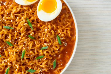 Ramyeon ya da yumurtalı Kore eriştesi Kore yemeği tarzı.