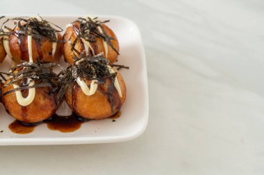 Takoyaki köftesi ya da ahtapot köftesi - Japon yemeği tarzı.