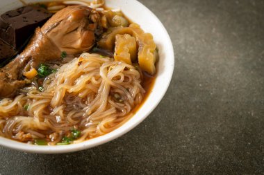 Kahverengi Çorba Kasesinde haşlanmış Tavuk Eriştesi - Asya usulü