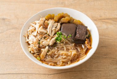 Kahverengi Çorba Kasesinde haşlanmış Tavuk Eriştesi - Asya usulü