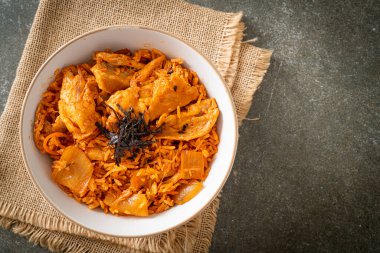 Kore usulü domuz dilimlenmiş kimchi pilavı.
