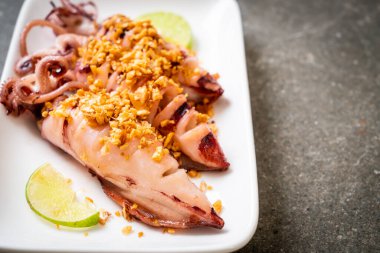 Sarımsaklı kızarmış kalamar - deniz ürünleri tarzı.