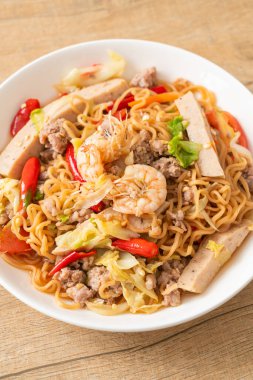 Asya usulü baharatlı erişte salatası, Tayland usulü.