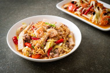 Asya usulü baharatlı erişte salatası, Tayland usulü.