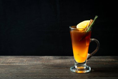 Bir bardak buzlu americano sade kahve ve biberiye ve tarçınla süslenmiş portakal ve limon suyu.