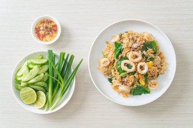 Kalamar ya da ahtapotlu pilav. Kalamar, yumurta ve lahana ile kızartılmış pilav.