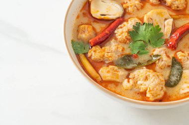 Mantarlı baharatlı domuz çorbası - Tom Yum - Asya usulü