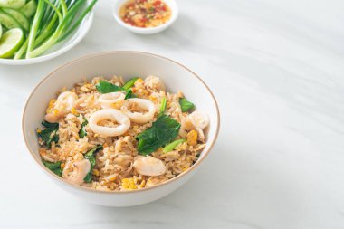 Kalamarlı ya da ahtapotlu pilav. Kalamar, yumurta ve lahana ile kızartılmış pirinç.