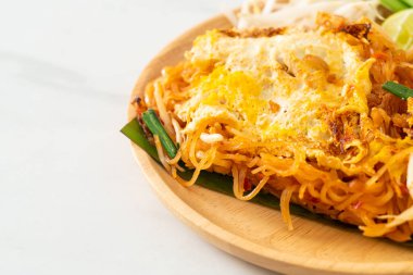 Pad Thai - Tayland usulü kızarmış erişte ve yumurta - Asya usulü