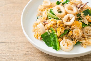 Kalamar ya da ahtapotlu pilav. Kalamar, yumurta ve lahana ile kızartılmış pilav.