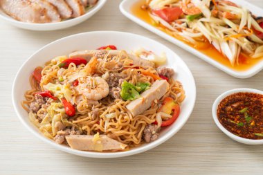 Asya usulü baharatlı erişte salatası, Tayland usulü.