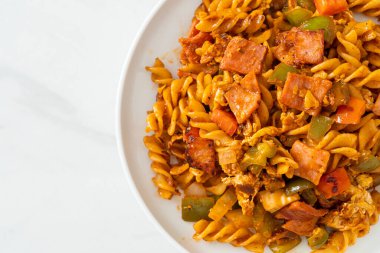 Jambon ve domates soslu kızarmış fusilli makarna.