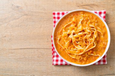 kremalı domates soslu makarna ya da pembe sos.