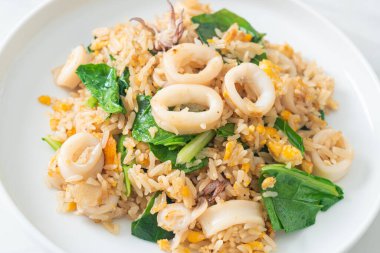 Kalamar ya da ahtapotlu pilav. Kalamar, yumurta ve lahana ile kızartılmış pilav.