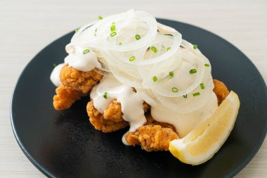 Kore usulü kremalı soğan soslu kar soğanı tavuğu ya da kızarmış tavuk.