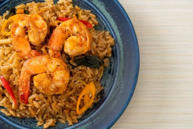Asya usulü karides ve baharatlı pilav.