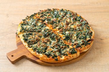 Tahta tepside ıspanaklı ve peynirli pizza. Vejetaryen ve vejetaryen yemek tarzı.