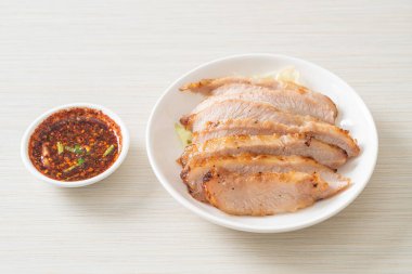 Tayland usulü ızgara domuz budu soslu Tayland yemeği.