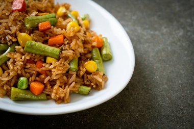 Yeşil bezelyeli kızarmış pirinç, havuç ve mısır - vejetaryen ve sağlıklı gıda tarzı