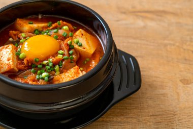 Tofu ve yumurtalı Kimchi Çorbası veya Kore Kimchi Güveci - Kore Yemekleri Geleneksel Tarzı