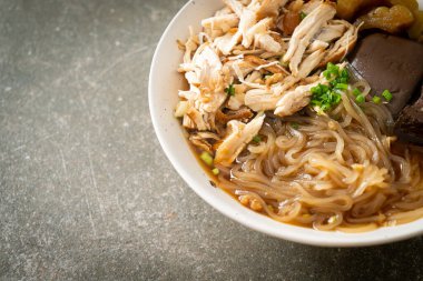 Kahverengi Çorba Kasesinde haşlanmış Tavuk Eriştesi - Asya usulü