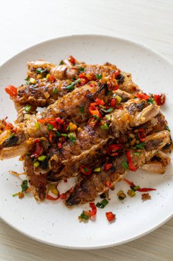 Kızarmış Mantid Karidesi ya da Acılı ve Tuzlu Kerevit Deniz Ürünleri Stili