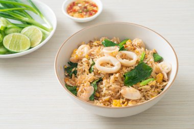 Kalamarlı ya da ahtapotlu pilav. Kalamar, yumurta ve lahana ile kızartılmış pirinç.