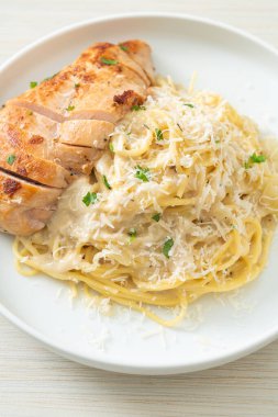 Ev yapımı spagetti beyaz kremalı sos ve ızgara tavuk.