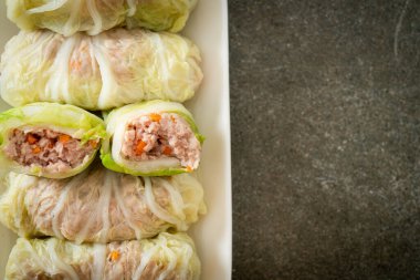 Çin lahanasına sarılı ev yapımı kıymalı domuz eti ya da haşlanmış lahana.