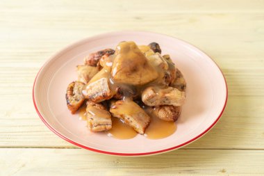 Hindistan cevizi soslu ızgara muz.