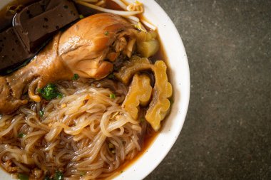 Kahverengi Çorba Kasesinde haşlanmış Tavuk Eriştesi - Asya usulü