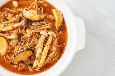 Tom Yum Çorbası ile karıştırılmış Baharatlı Mantar - Vejetaryen yemek tarzı