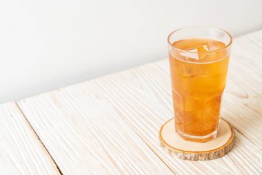 Lezzetli tatlı içecek demirhindi suyu ve buz küpü - sağlıklı içecek tarzı