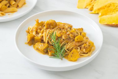 kabaklı spagetti makarna alfredo sosu - vegan ve vejetaryen yemek tarzı