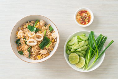 Kalamarlı ya da ahtapotlu pilav. Kalamar, yumurta ve lahana ile kızartılmış pirinç.